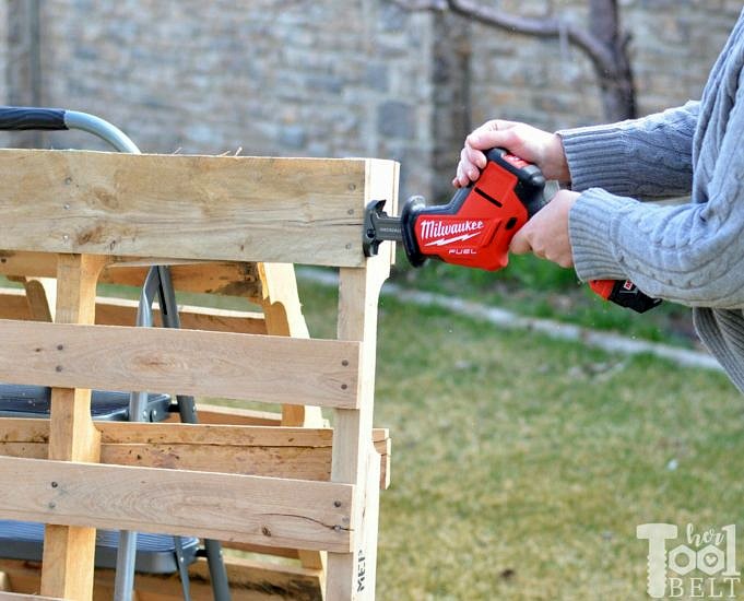 How To Disassemble A Pallet With A Reciprocating Saw